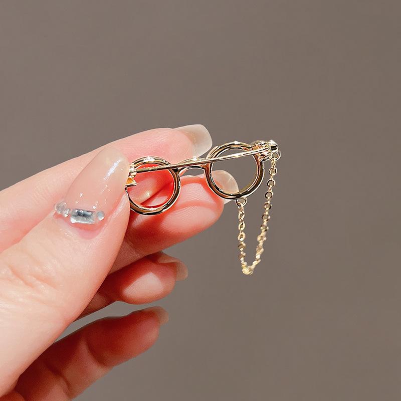 Cartoon süße Brille Brosche weibliche erweiterte Sinn einfache und vielseitige personalisierte Kragen Pin Anzug Anti-Licht Schnalle Pin Zubehör