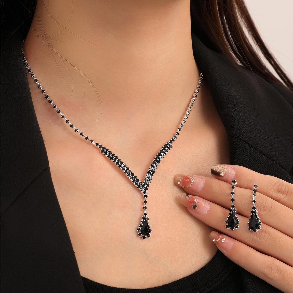 Ensemble collier et boucles d'oreilles luxueux avec pendentif diamant en forme de larme: Accessoires de mariage