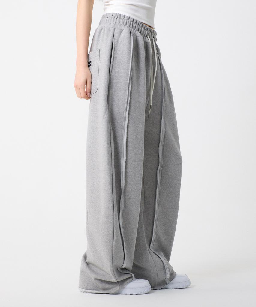 UNKNOWN PLANET Double-Pleat Wide Curved Cut Sweatpants Gray