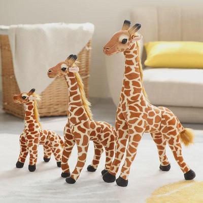 Plyšová hračka zvířátka: Žirafa a jelen pro rekvizity a bytové dekorace na focení v zoo