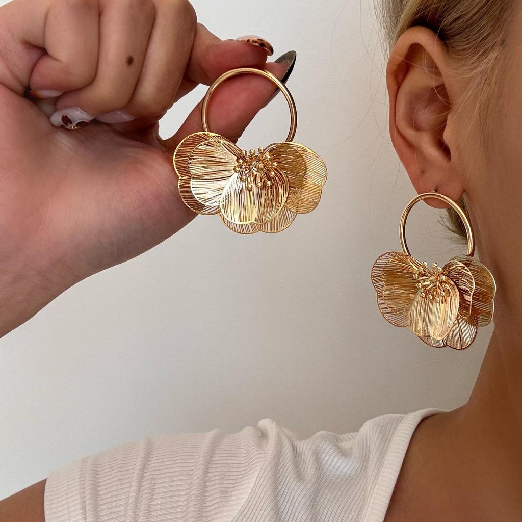 European & American Stylish Irregular Flower Stud Earrings for Women's Elegant Personality