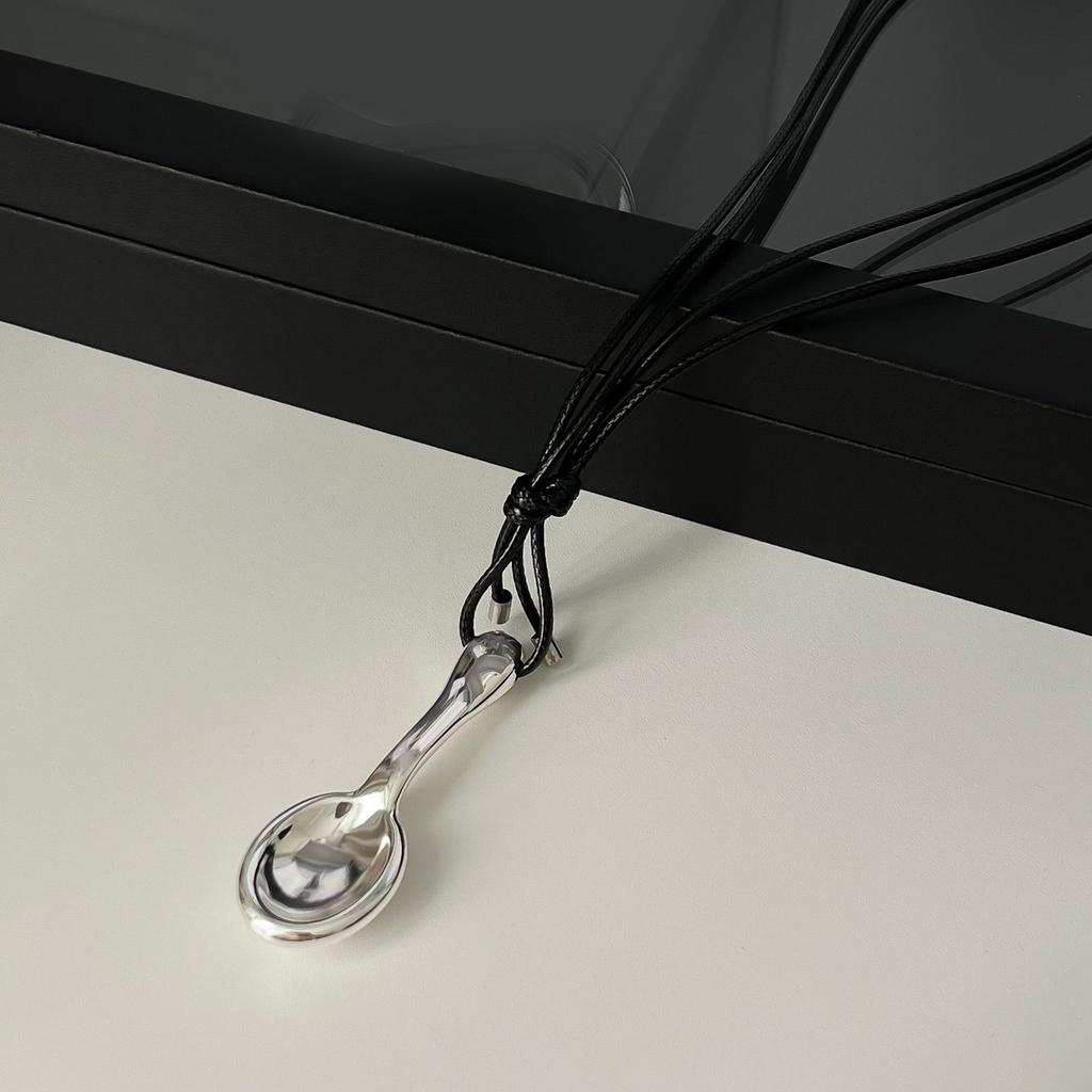 Handgefertigte Halskette mit Anhänger in Form eines kunsthandwerklichen Silberlöffels mit geflochtenen Kordeldesigns für Frauen und Mädchen