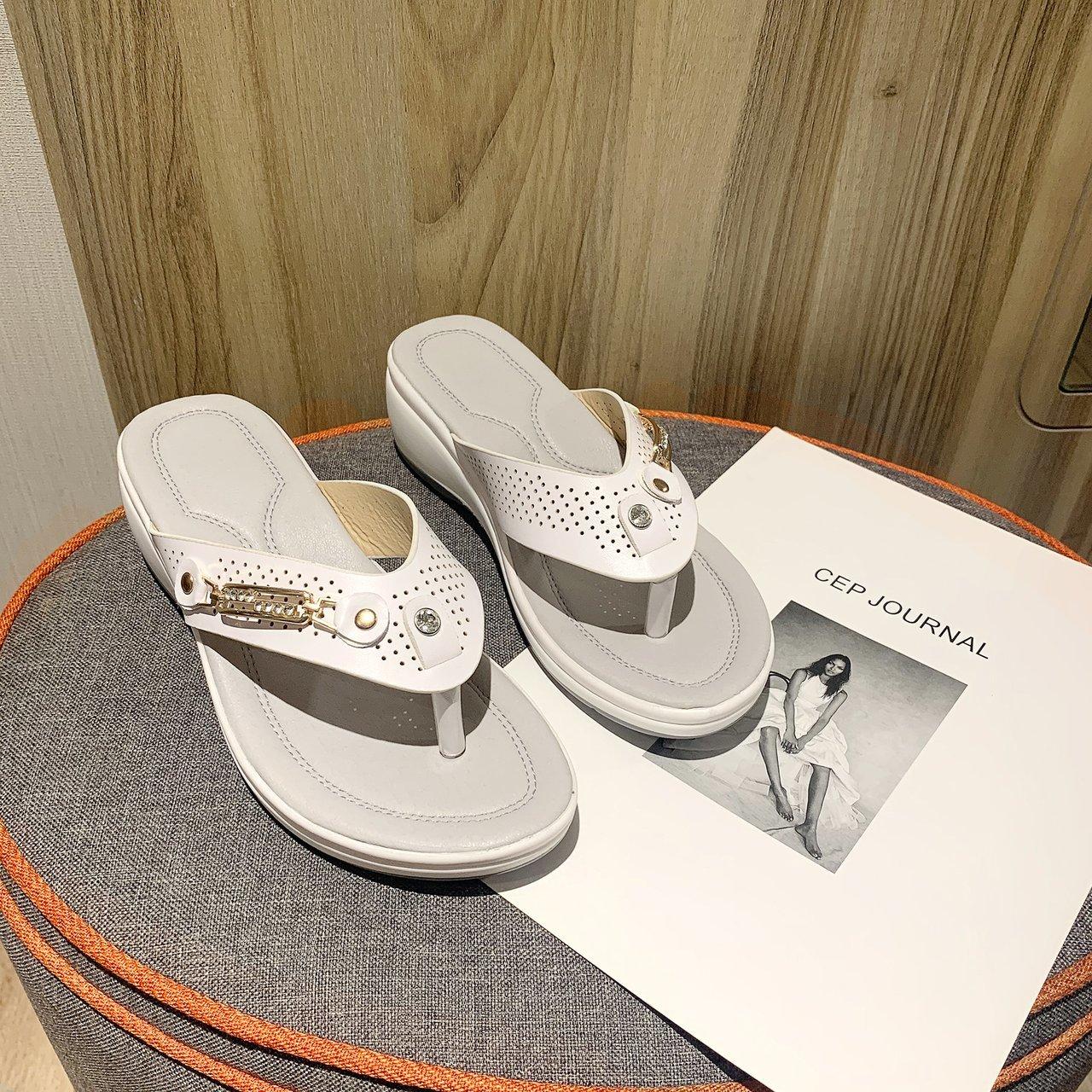 

мода Новые женские тапочки Летние шлепанцы на танкетке с металлическими пуговицами Туфли Пляжные сандалии на танкетке Женские уличные тапочки на платформе Шлепанцы 43 белый