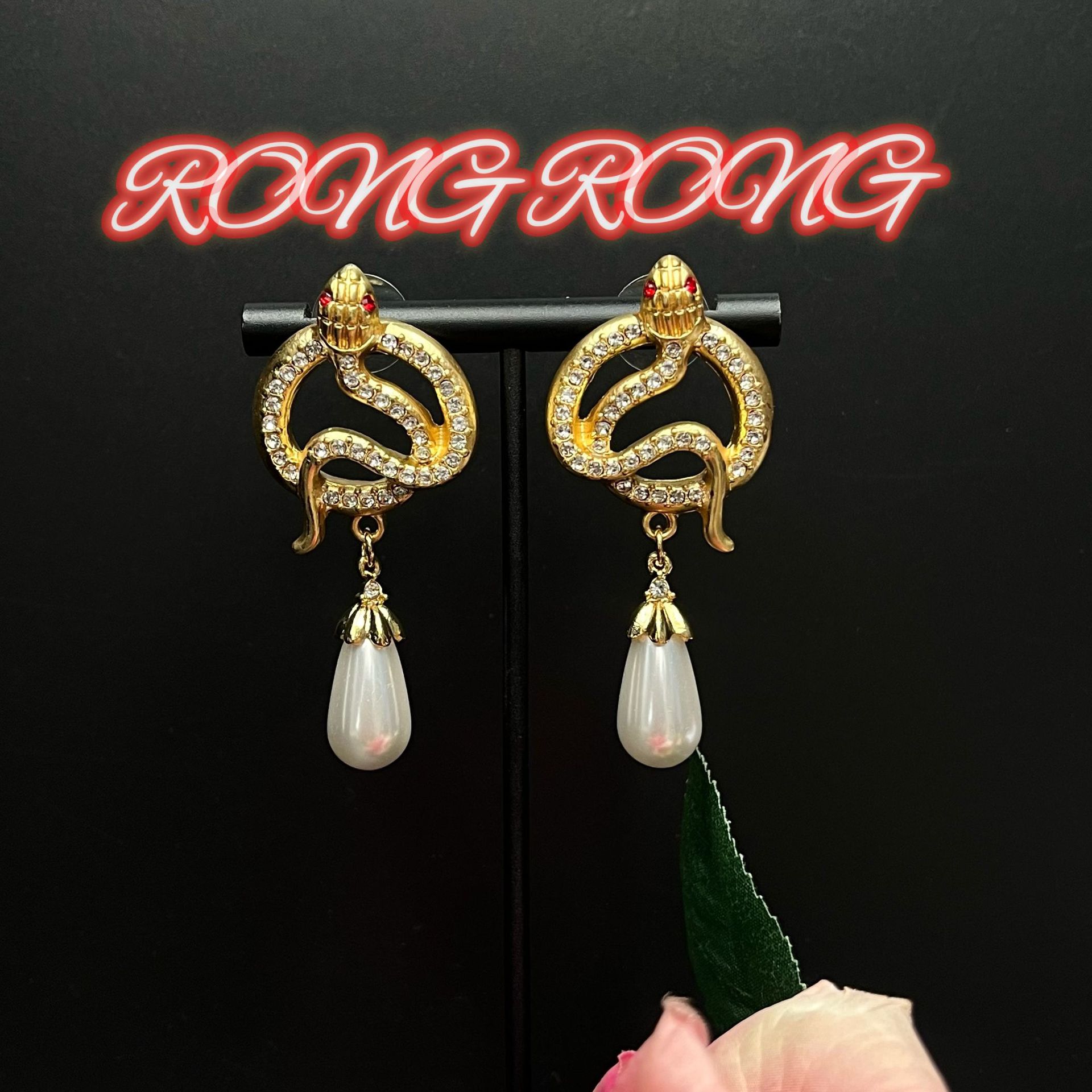 Qingdao medieval jewelry retro heavy industry niche design snake light luxury earrings European and American style necklace medieval jewelry