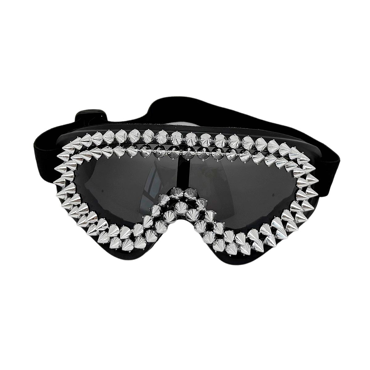 

Gothic Punk Rivet Goggles Sunglasses for Men and Women Trendy Cool Party Sun Glasses Motorcycle Riding Windproof Google Shades