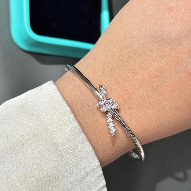 2026 Knot Bracelet Women's Premium Light Luxury Diamond Plated 18K Gold Kink Bracelet Jewelry Hand Jewelry