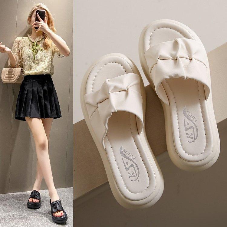 Thick-soled cool slippers for women's summer wear 2025 new fashion high-end beach sandals, non-slip for pregnant women
