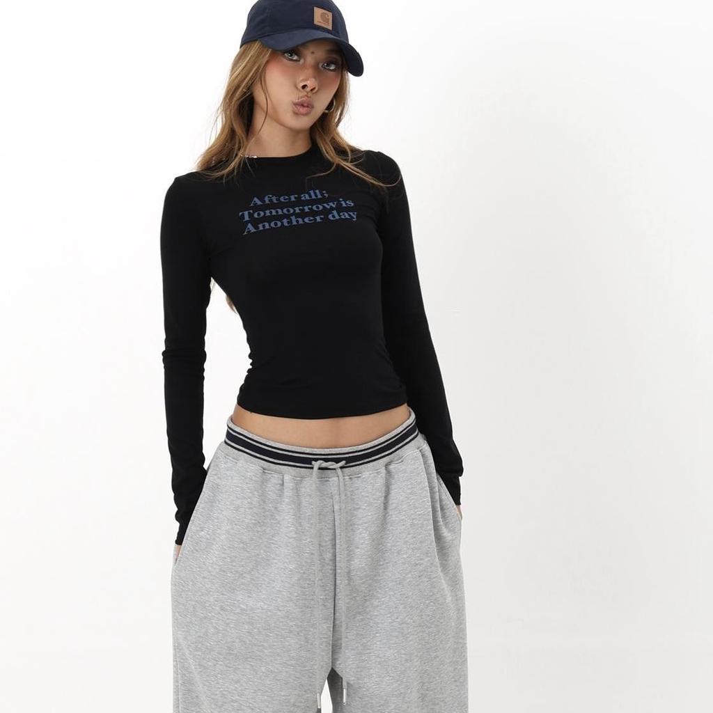 Slim-Fit Trendy Letter Print Long-Sleeved Top - Fashionable & Unique Design