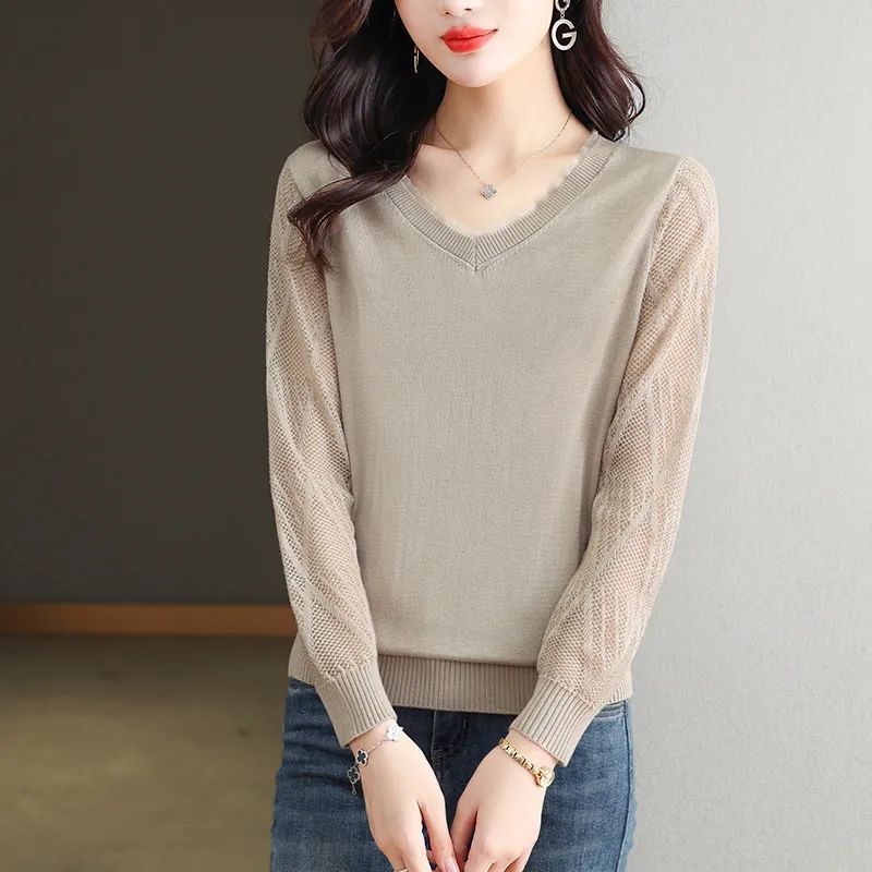 Pulover de bază tricotat cu mâneci din dantelă de toamnă pentru femei de vârstă mijlocie care poartă pulover cu decolteu în V subțire