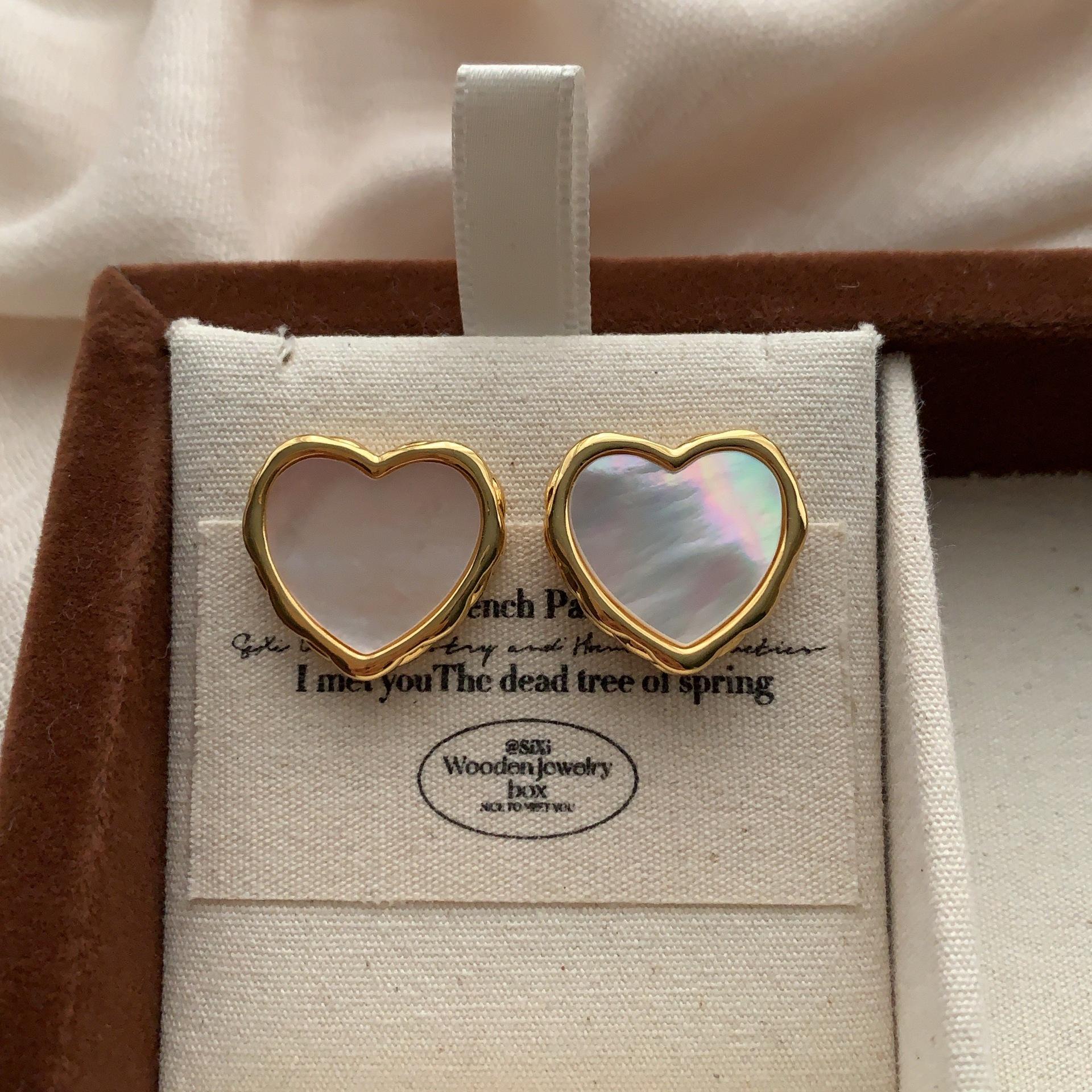 

Love romantic mother of pearl stud earrings natural pure and elegant light luxury exquisite fashion niche design earrings