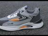Atmungsaktive weiße Mesh-Sportschuhe mit dicken Sohlen