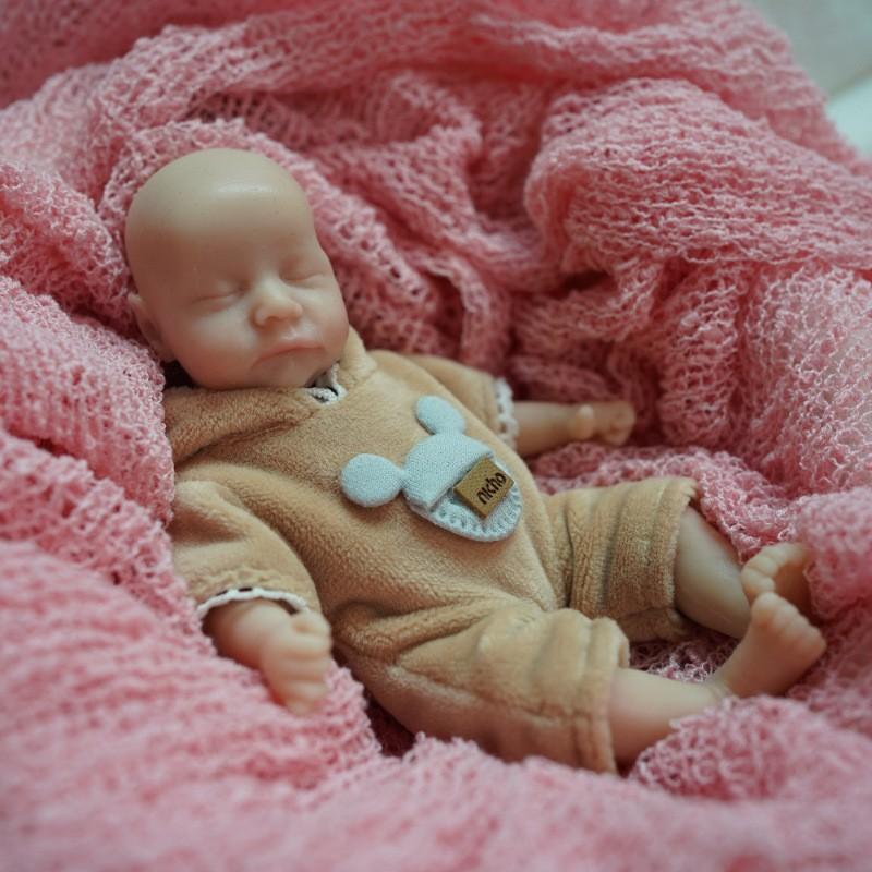 Lebensechte 6-Zoll-Handflächen-Wiedergeborene Baby-Mädchen-Puppe Levi Vollvinyl-Körper Geschlossene Augen Neugeborenen-Puppe Realistisches Dekompressionsspielzeug Baby-Puppen für Kinder Geburtstagsgeschenk