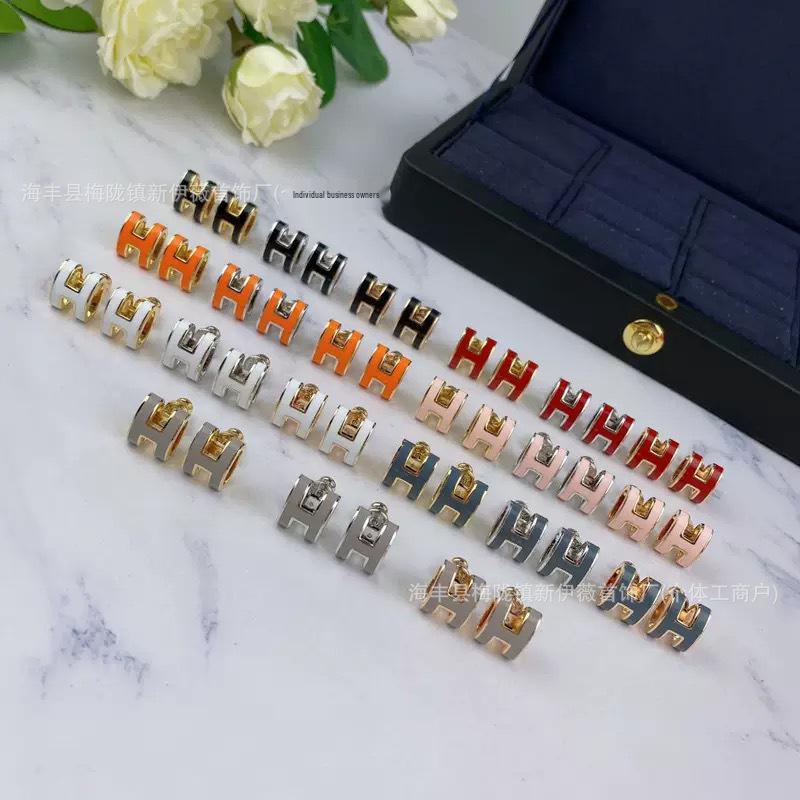 Goldene H-Buchstaben Emaille Ohrstecker, 18k dick vergoldet, Farbe Weißer Milchtee, Damenmodeschmuck.