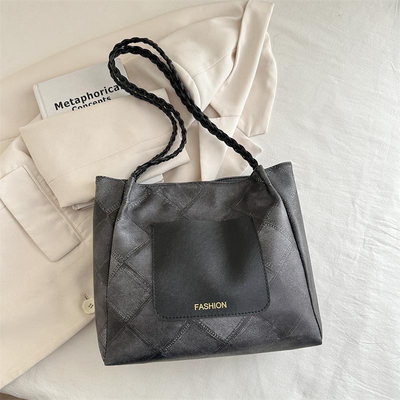 

Niche large-capacity bag women s 2025 spring and summer new fashionable foreign shoulder bag student class tote bag