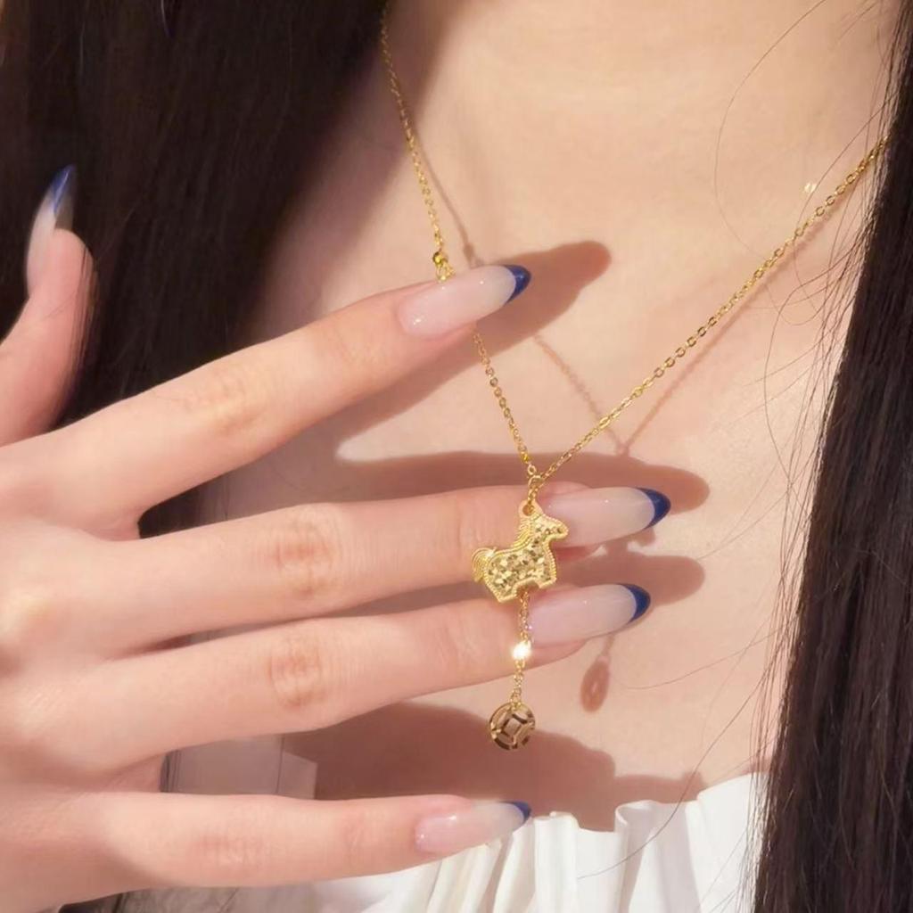 Nickel Silver Plated Crushed Ice Golden Horse Tassel Necklace: Zodiac Year of the Horse, High-End Feel.