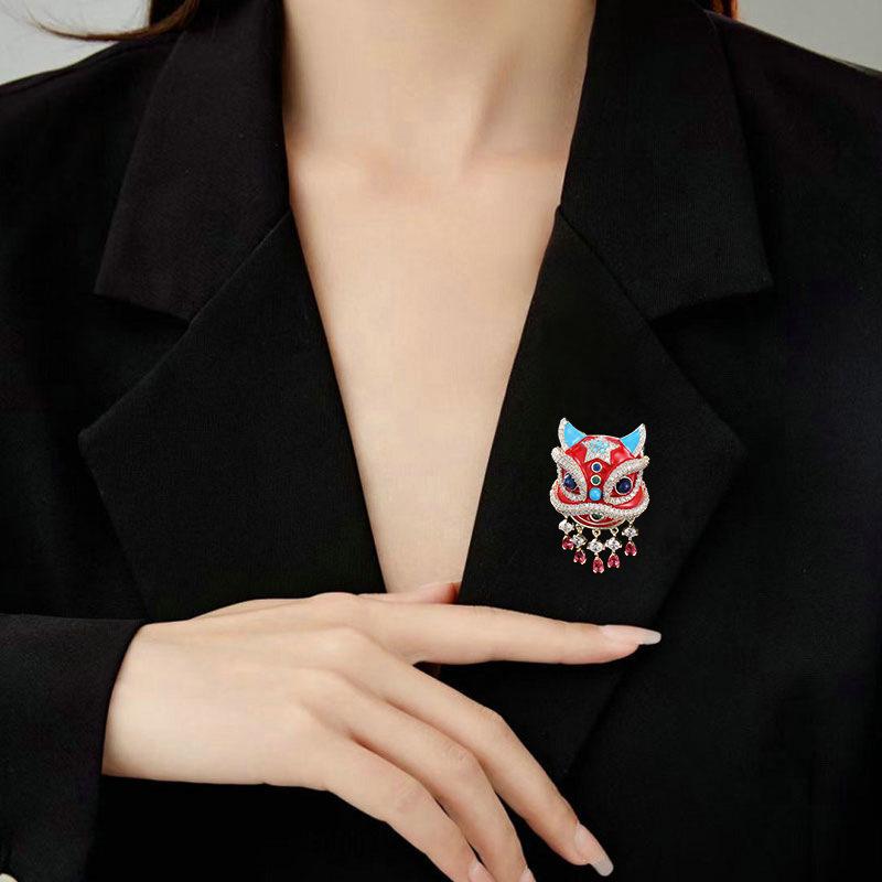 Elegant Chinese Lion Brooch: High-End Women's Festive Niche Design Accessory for New Year Celebrations