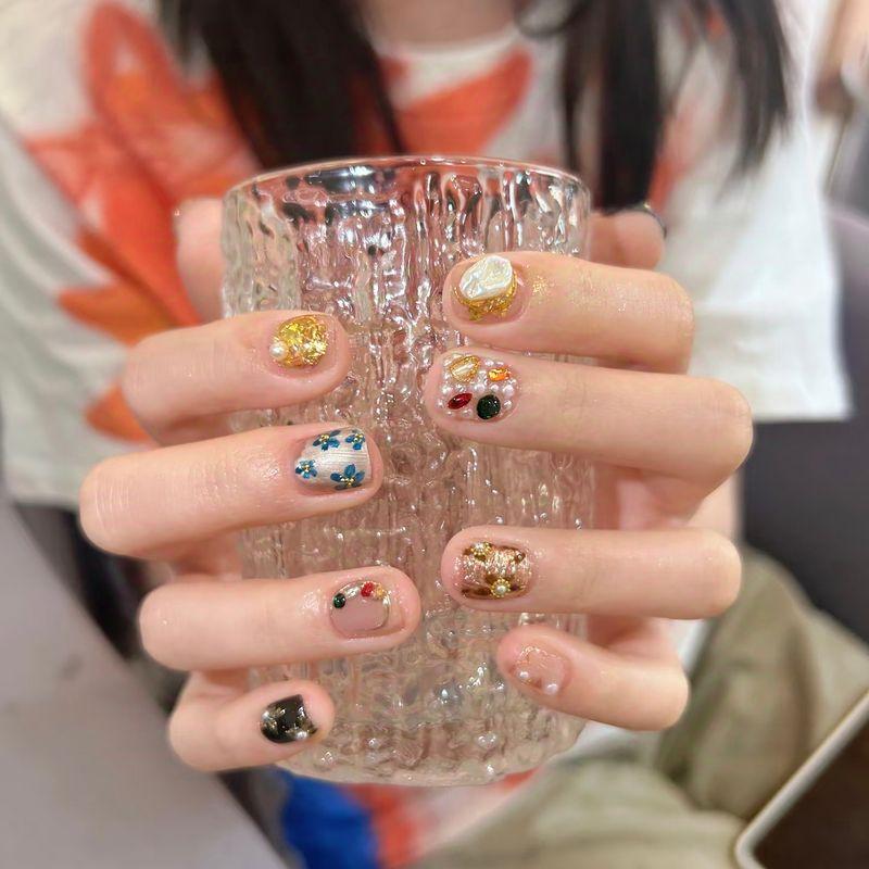 

Handmade Short Wear Armor Classy White Baroque Luxury Metal Heavy Industry Nail Stickers 2025 New Arrival XS size luxury Baroque(Default: Short Circle)