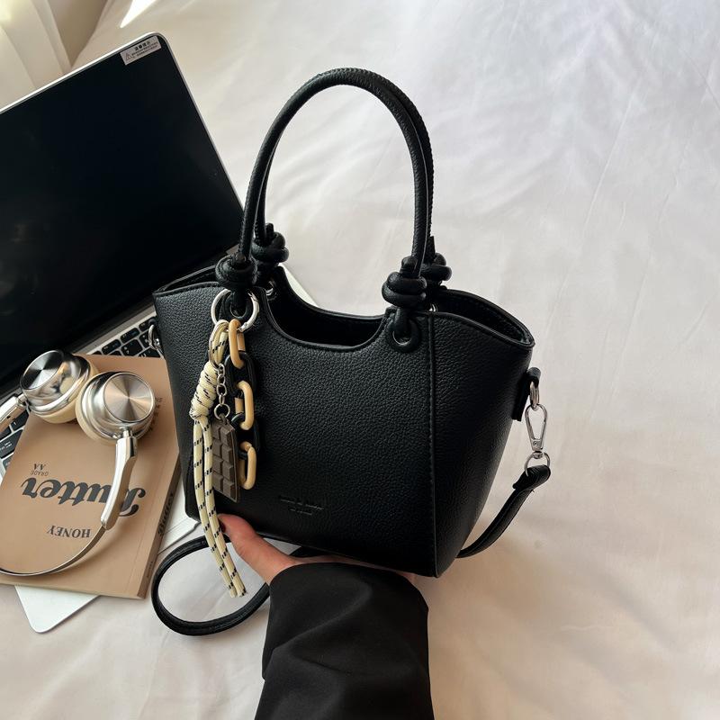 2025 New Early Autumn Popular Bucket Bag Premium Commuter Shoulder Crossbody Bag Niche Design Hand Bag Women
