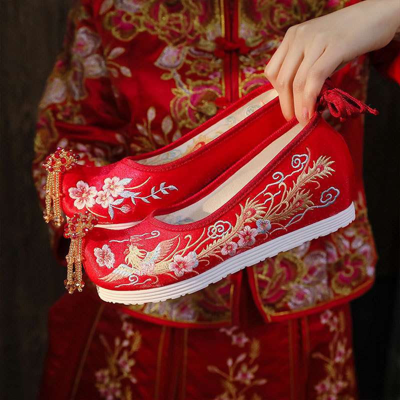 Embroidered Shoes Wedding Xiuhe Wedding Shoes New Old North Chinese Ancient Bridal Wedding Shoes Xiuhe Clothing Heightening Cloth Shoes