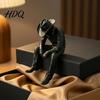 Minimalistisch Industrieel Decor Westerse Cowboy Bureau Decor 3D Geprint Randhangend Figuurtje met Hangende Benen Ornament Mat Zwart Vintage Beeldje