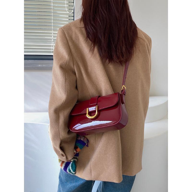 High-end Shoulder Bag for Women Korean Version Retro Burgundy Horseshoe Buckle Hand Armpit Bag Single Shoulder Crossbody Bag for Women