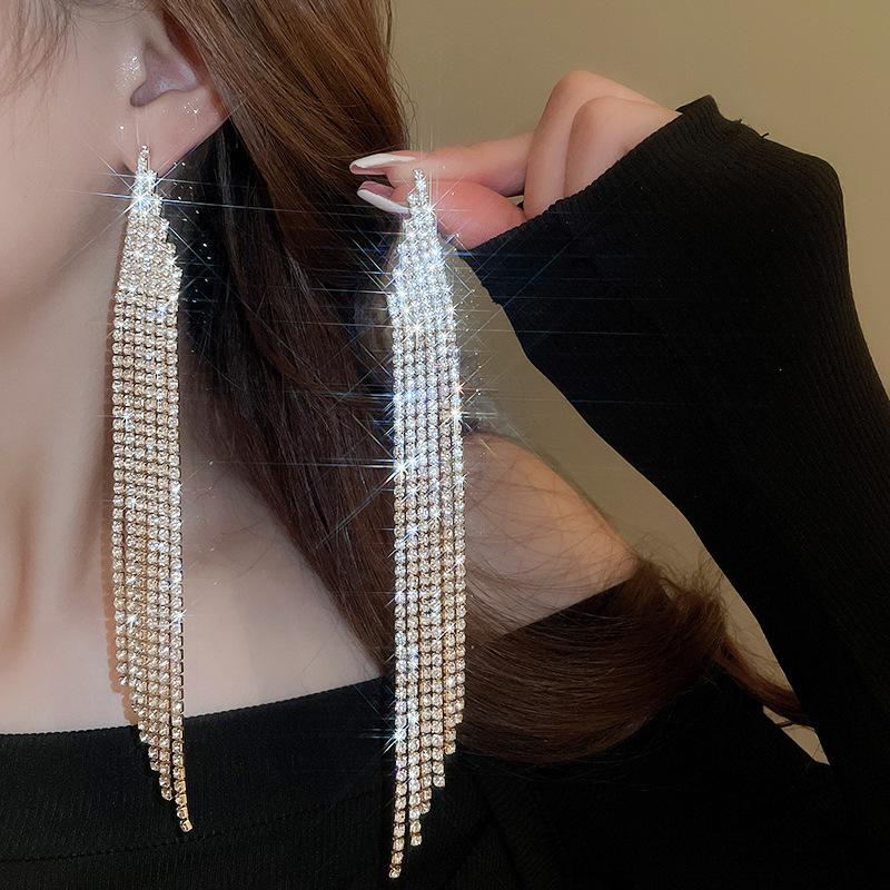 Srebrne Kolczyki Sztyfty z Kwiatem Czarnego Diamentu i Geometrycznym Frędzlem - Elegancki, Luksusowy, Wysokiej Klasy Design dla Kobiet