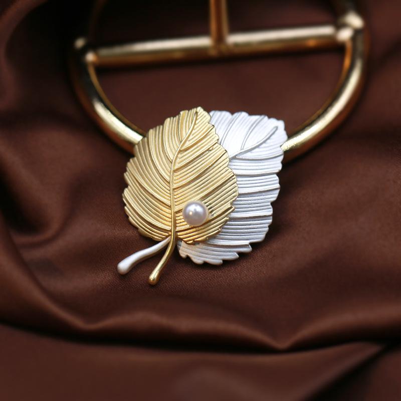 New Maple Leaf Brooch Female Korean Version Retro Creative Brooch Two-color Leaf Anti-light Pin Suit Accessories