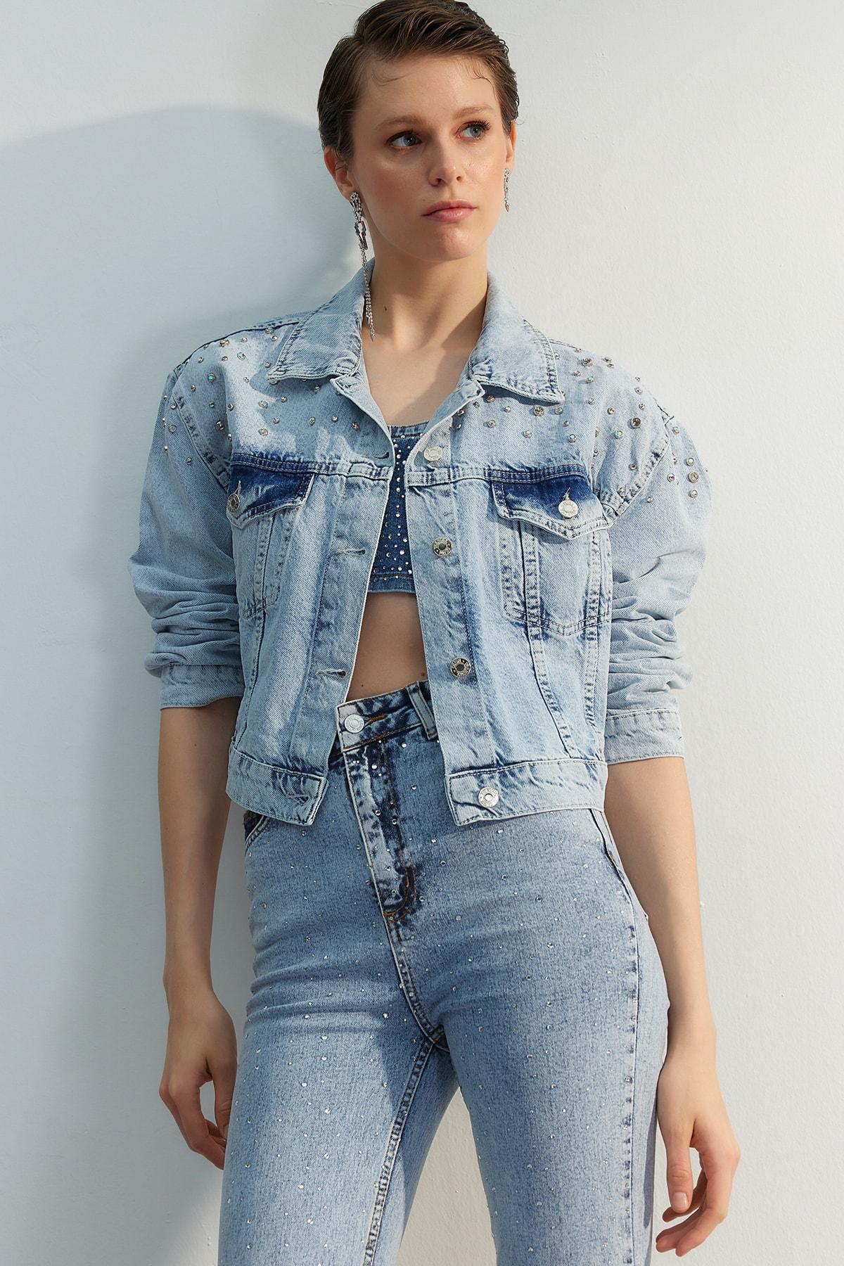 

Голубая укороченная джинсовая куртка с камнями L