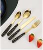 Set di Posate da 24 Pezzi in Acciaio Inossidabile con Manici a Fantasia Marmo e Porta Posate: Include Coltello da Bistecca, Forchetta, Cucchiaio e Cucchiaino.