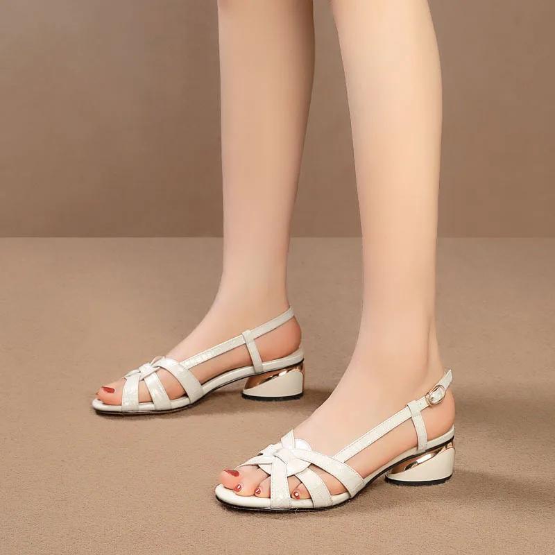 Versione coreana alla moda dei sandali a bocca di pesce con tacco spesso e cava per le donne, nuovi sandali alla moda con tacco medio dell'estate 2024