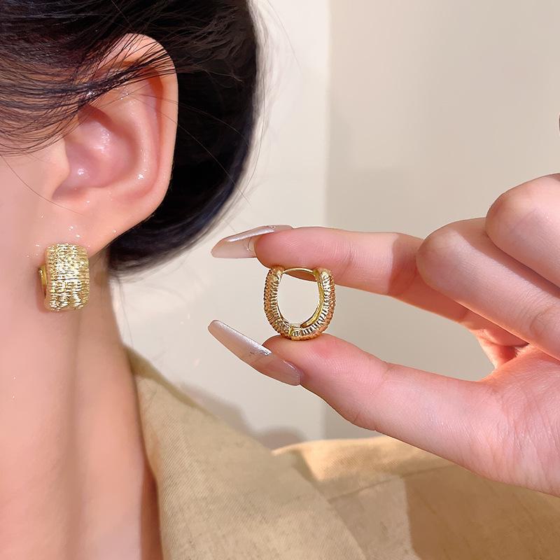 Elegant Hong Kong Retro U-Shaped Earrings for Women - Korean-Style, Wide-Faced Design