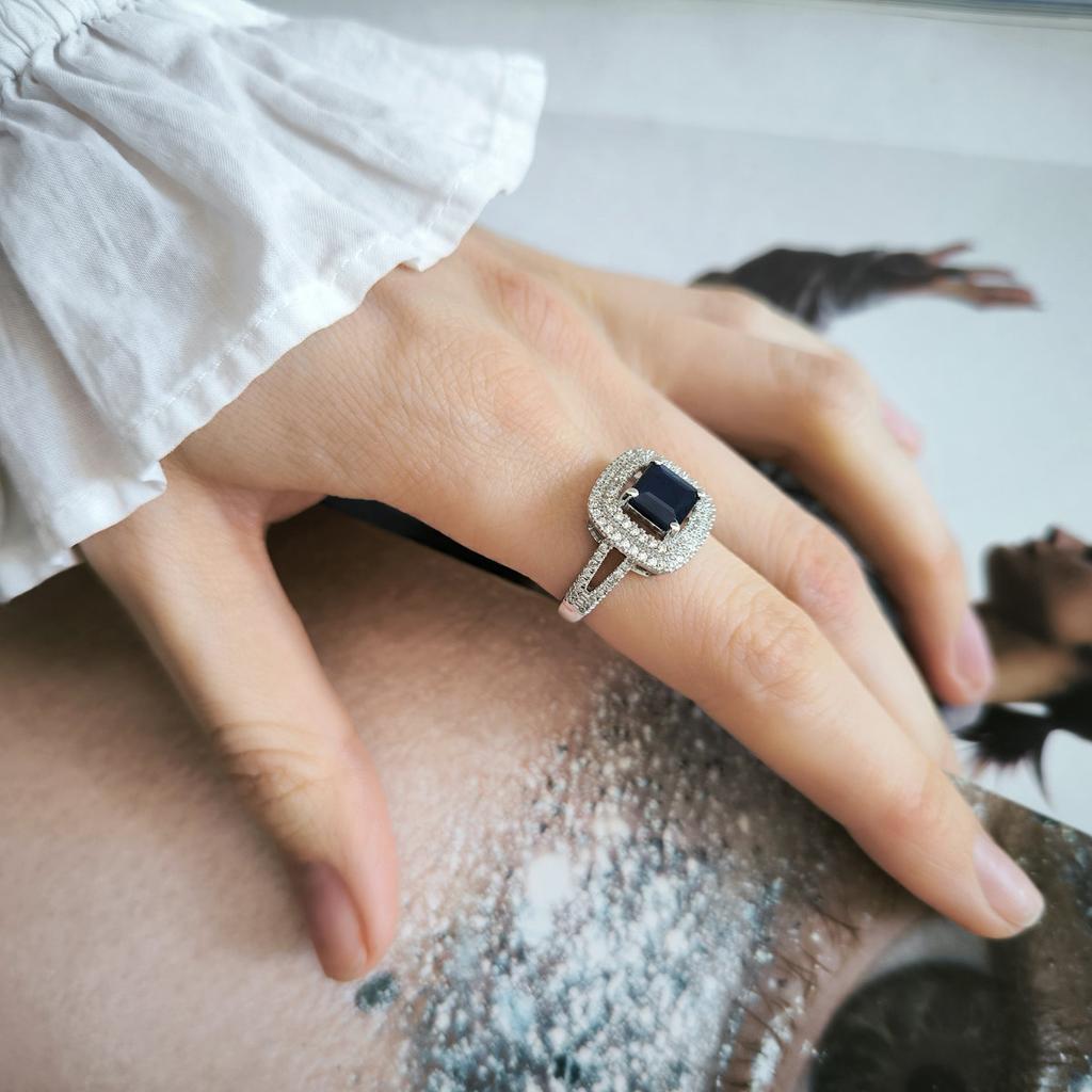 Stříbrný prsten s přírodním safírem 3,256ct, zirkony, hmotnost výrobku 4,66 g (2202592)