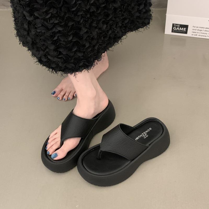 Thick-soled flip-flops women's summer outer wear 2025 new with skirt height-increasing cool slippers seaside vacation beach sandals