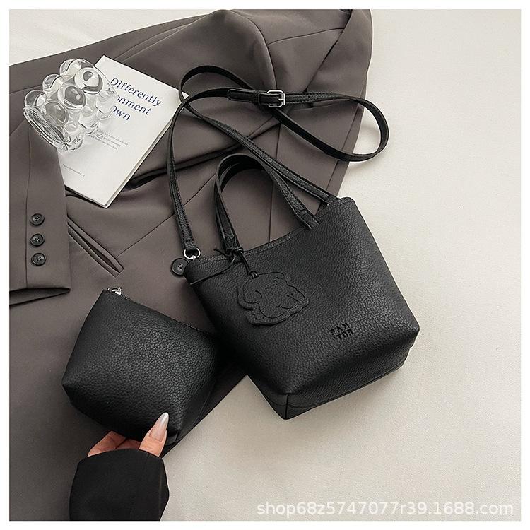 

Portable bucket bag 2025 new versatile texture messenger bag niche design Internet celebrity popular shoulder bag чёрный