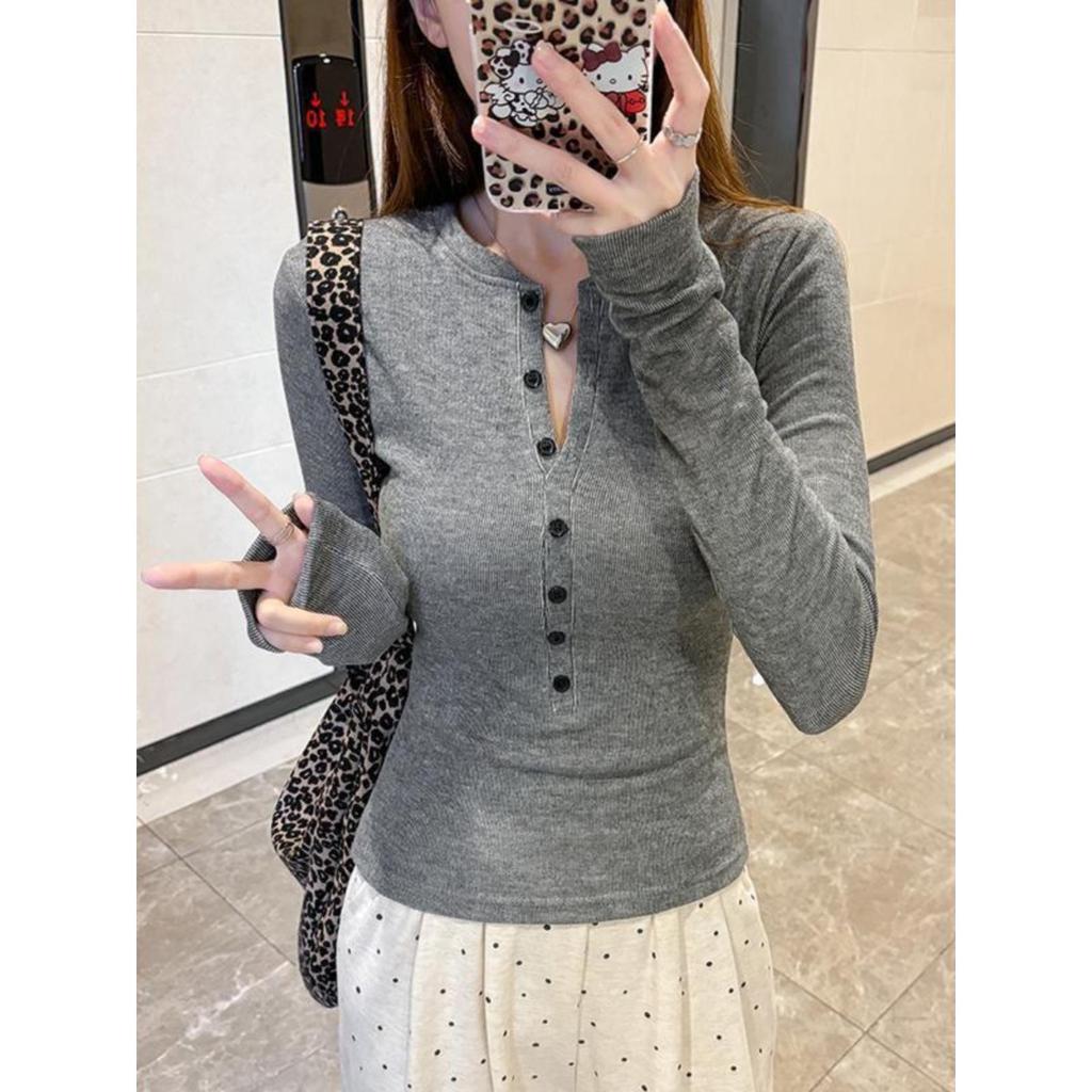 Spicy Girl Elegant Slim-Fit Long Sleeve Button-Down Top for Women, Autumn/Winter, Flattering Inner Layer with Regular Shoulders.