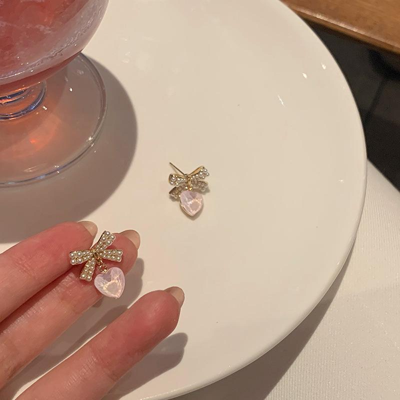 2024 Bowknot Heart Pearl Women's Luxury Stud Earrings: Chic, Elegant Design