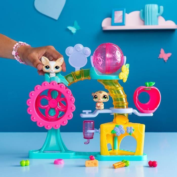 Bandai - Littlest Pet Shop - Fun Factory Playset - Playset with 2 Pets, Backdrop, and Accessories - Bf00519