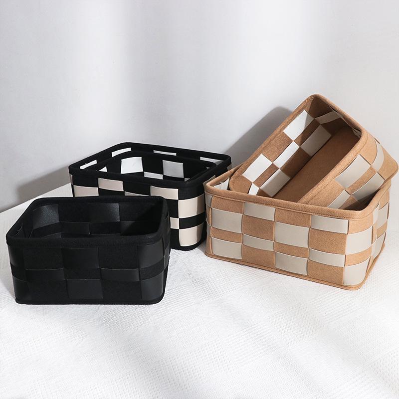 Czarno-biały tkany koszyk do przechowywania w kratę - nordycki pojemnik ze skóry i filcu na kosmetyki i do organizacji domu