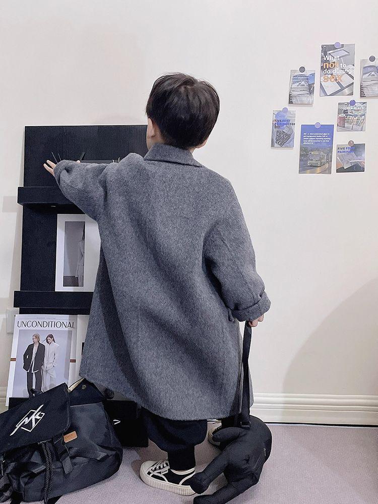 Chlapecký trenčkot střední délky v korejském stylu - Stylový jarní/podzimní vlněný svrchník s dvouřadým zapínáním a klopovým límcem.