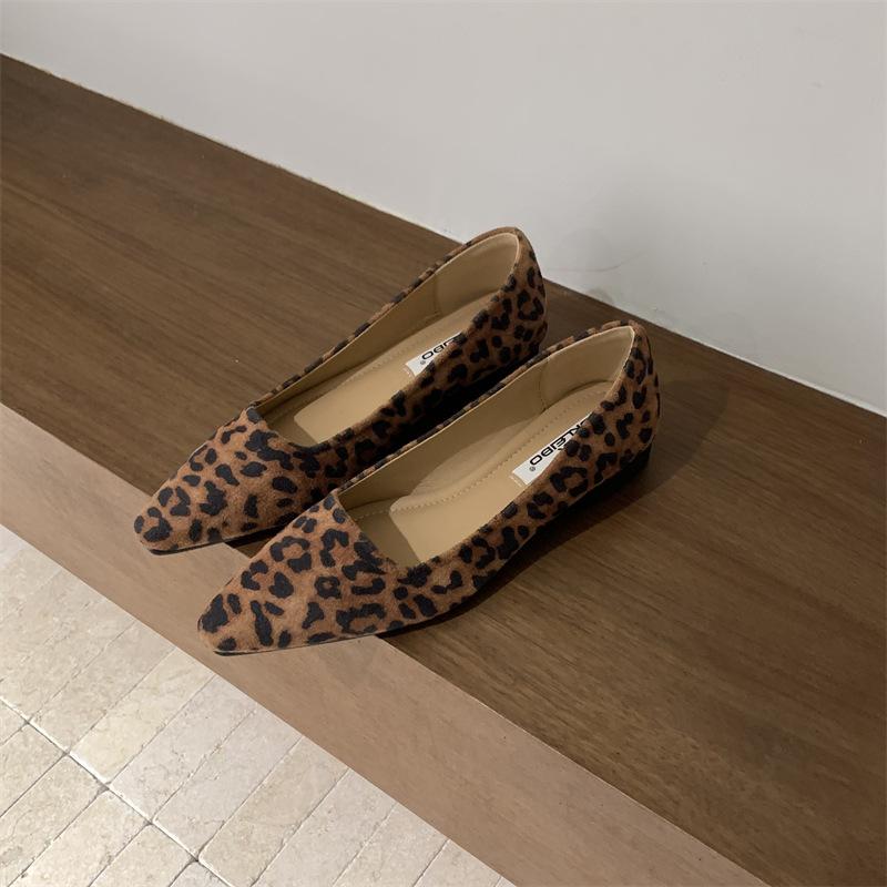 

French retro style pointed flat shoes women s 2025 new Maillard fashion versatile commuter grandma shoes ladyshoes 39