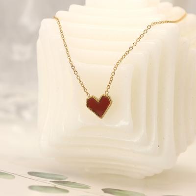Vielseitige 18K Titanstahl Pfirsichherz Schlüsselbein Kette Französischer Leichter Luxus Rotes Acryl Herz Halskette Damen Anhänger