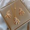 Collier pendentif cheval en cristal de luxe pour femme Pendentif animal en strass brillant Chaîne de clavicule élégante Bijoux de fête pour filles Cadeau