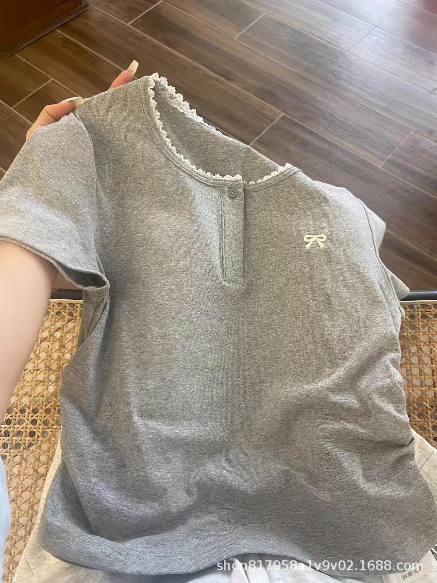 

Женский серый кроп-топ с кружевной отделкой, открытыми плечами, оборками и бантом - Коллекция Лето 2024 Large серый