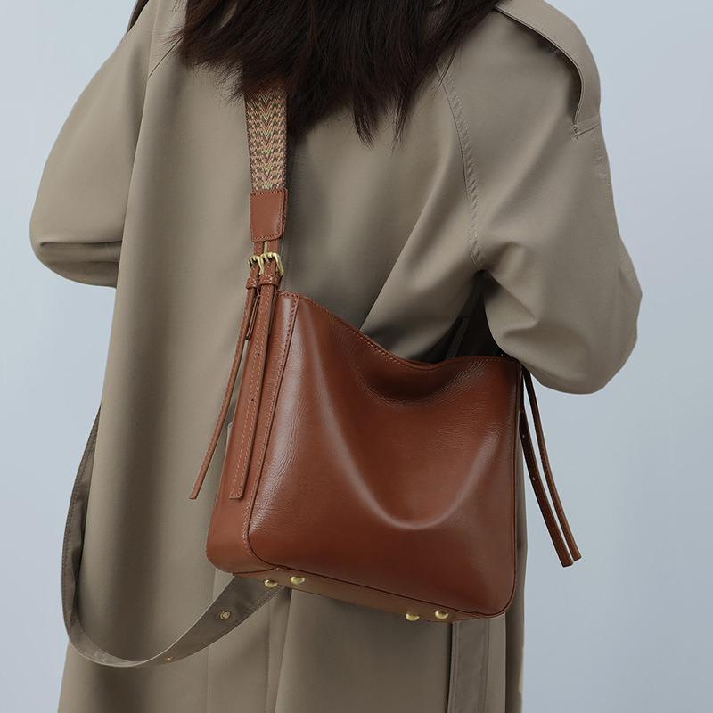 Bucket Bag Autumn and Winter New Messenger Women's Bag Leather Large Capacity High Sense Commuter Bag Versatile