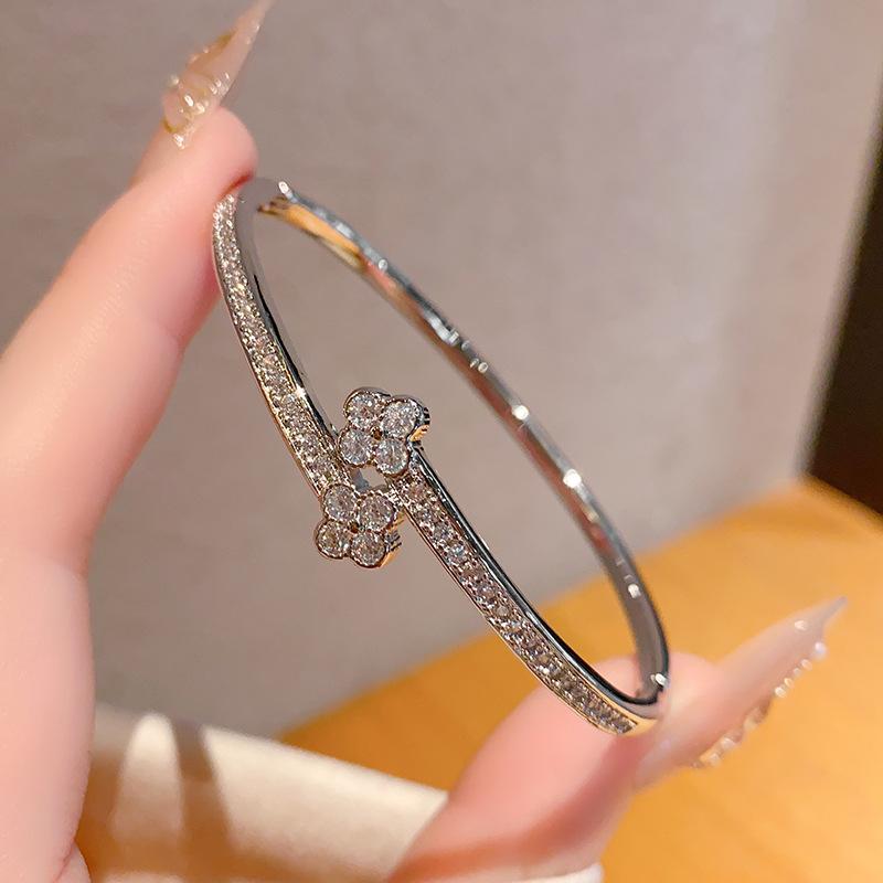 New Korean version four-leaf clover bracelet personalized versatile diamond-encrusted zircon square buckle bracelet