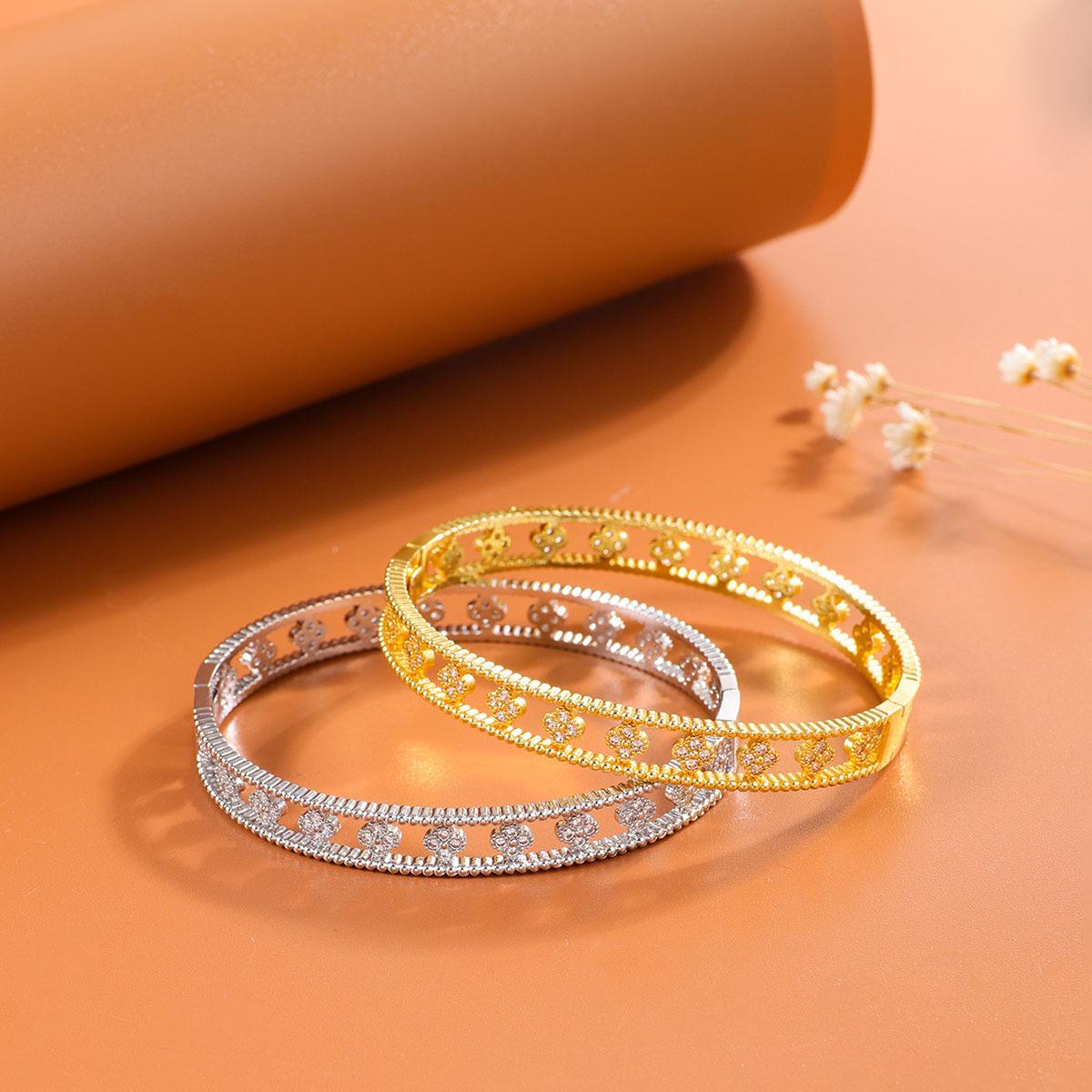 

Fashion Pastoral Style Korean Women s Four-Leaf Clover Zircon Bracelet - Light Luxury, Versatile Jewelry золотий