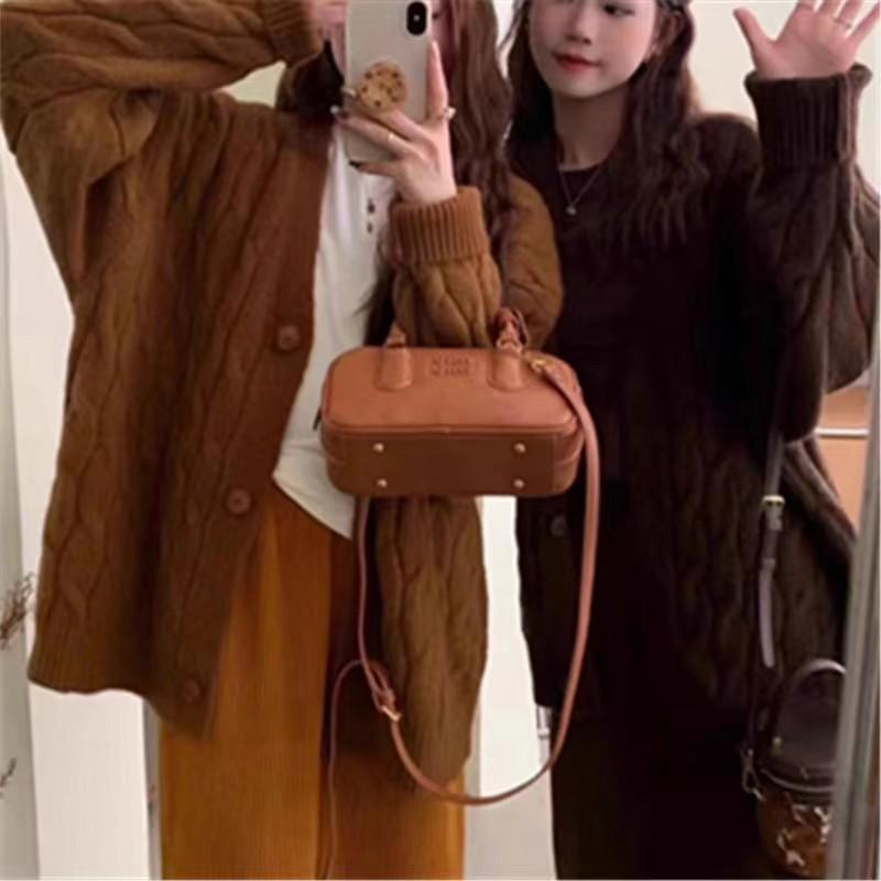 

Ленивый ветер над Новым годом Рождество Красный вязаный кардиган свитер куртка женская осень one size fits all темно-коричневого