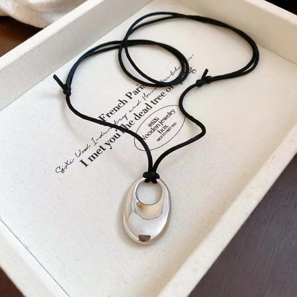 Halskette mit ovalem Anhänger, hohl, PU-Leder, Damenhalskette, elegante Pulloverketten