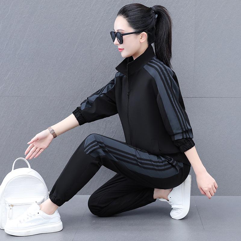 Women's Outdoor Sports Jacket Suit – Breathable Two-Piece for Spring and Autumn, Ideal for Mountaineering and Running.