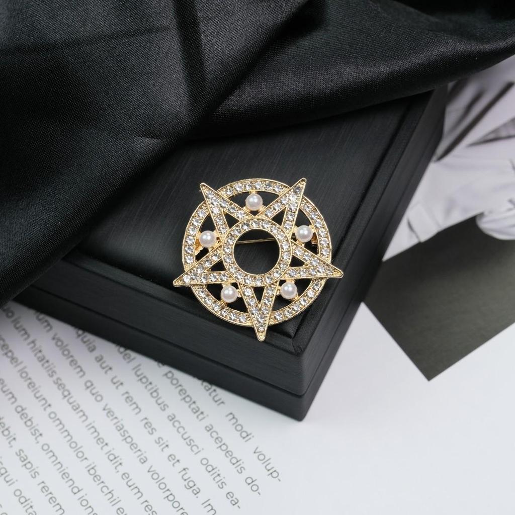 Elegant Versatile Light Luxury Corsage Brooch with Niche Design - Anti-Exposure Pin
